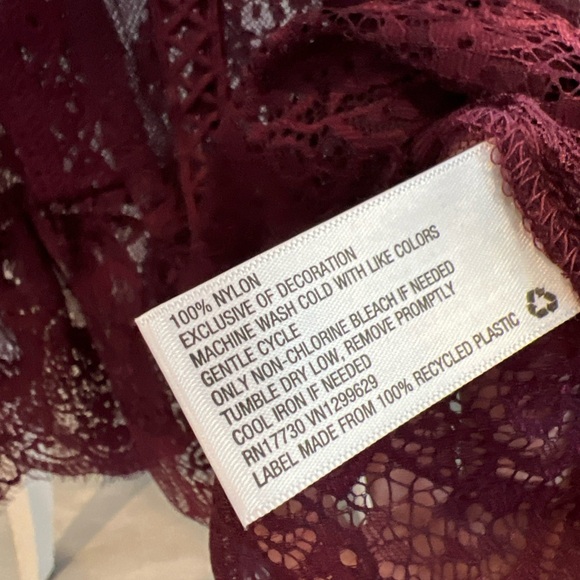 NWT Xhilaration Women's Burgundy Embroidered Lace Overlay Sleeveless Top M - Picture 6 of 9